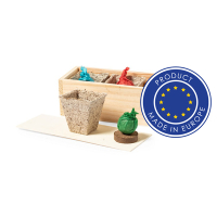 Drewniana doniczka, nasiona kolendry, pietruszki i bazylii neutralny